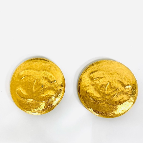 1993 Vintage Chanel CC LOGO Hammered Gold Plated Clip on Earrings - Picture 3 of 16